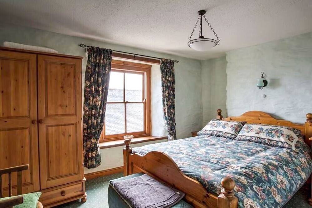 Carole's Cottage - Private Parking, Sea Views, Garden & Close To Harbour & Beach in Charlestown, Cornwall