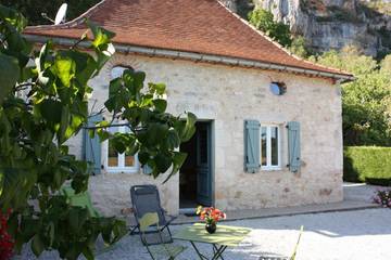 Gîte pour 4 personnes, avec vue et jardin à Larnagol