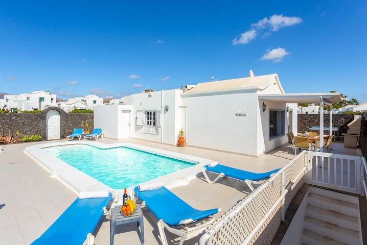 Villa for 6 people, with Ocean view and Terrace as well as Garden in Puerto del Carmen