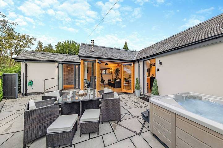 Holiday rental for 2 people, with hot tub and garden, with pets in Llangollen