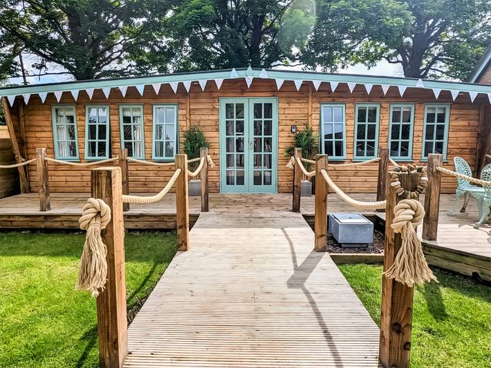 Log cabin for 2 people, with Garden in Alton Towers