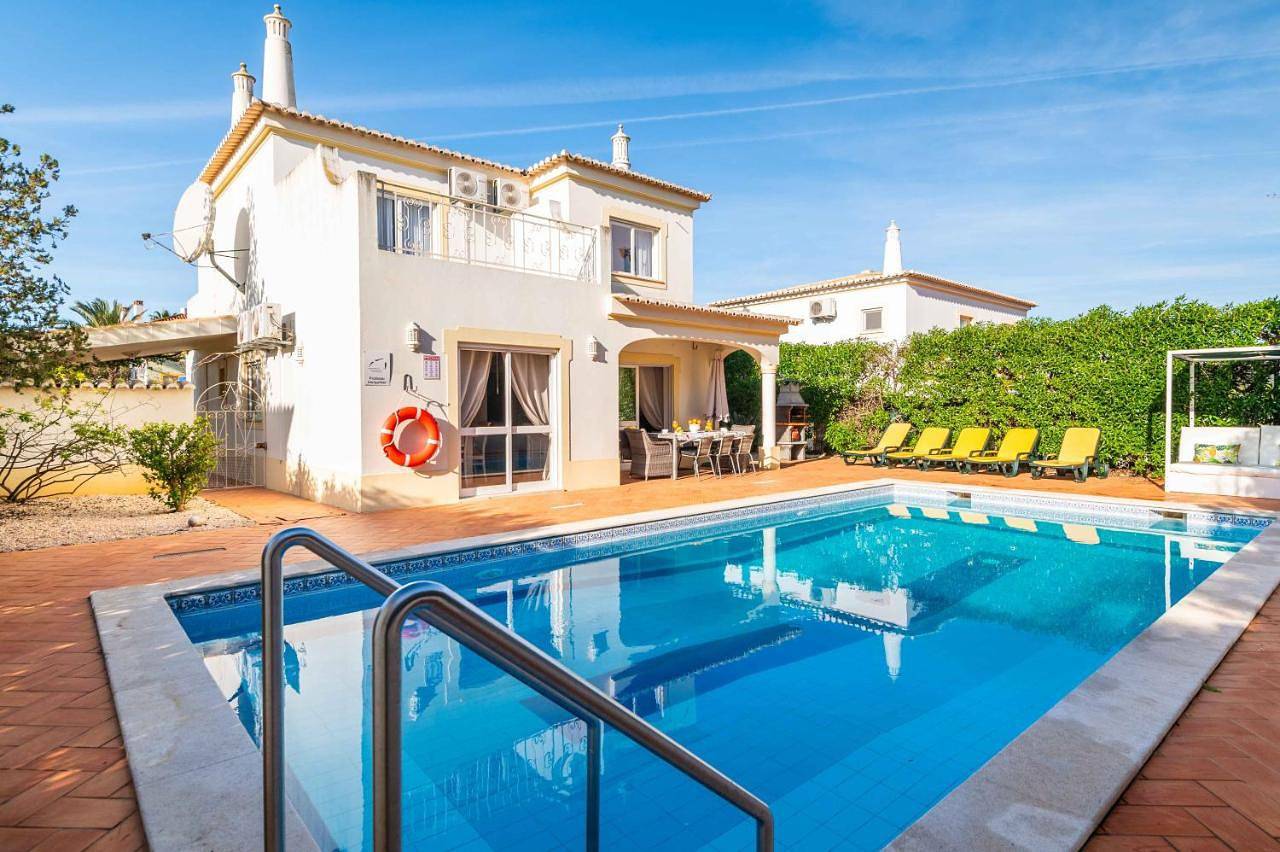 Villa Oasis, Piscina, Jacuzzi, Ténis e Praias! in Portimão, Distrito de Faro