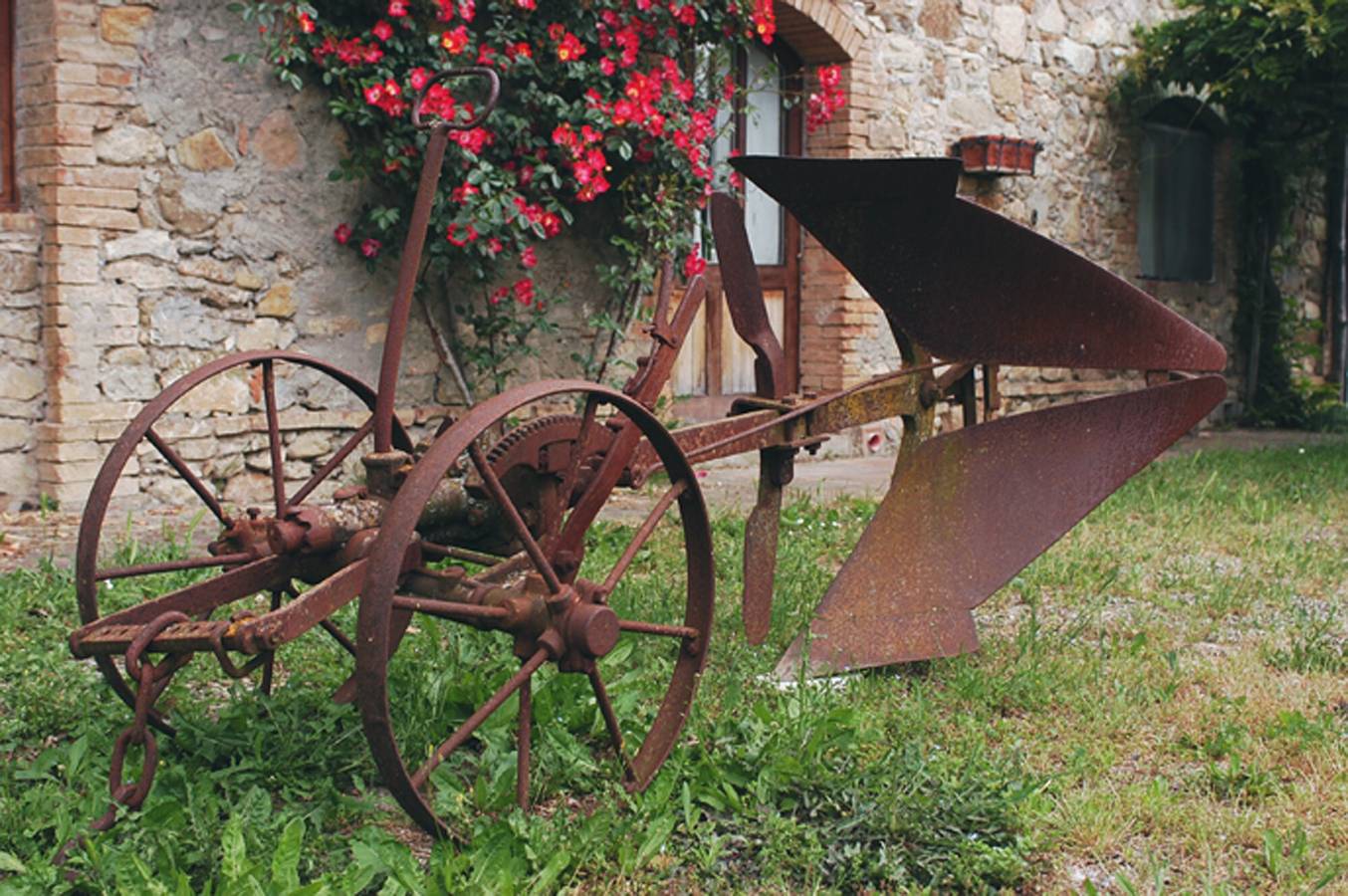 Entire apartment, Apartment 'Agriturismo San Domenico-Il Roseto' with Private Pool, Shared Terrace and Wi-Fi in Radicondoli, Siena Province