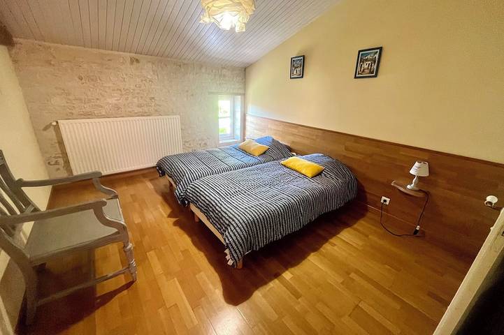 Location de vacances pour 6 personnes, avec piscine ainsi que jardin et terrasse à Nalliers - 2