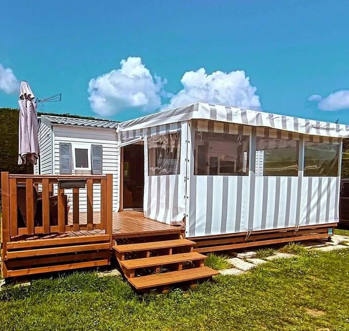 Camping pour 4 personnes, avec piscine ainsi que jardin et terrasse