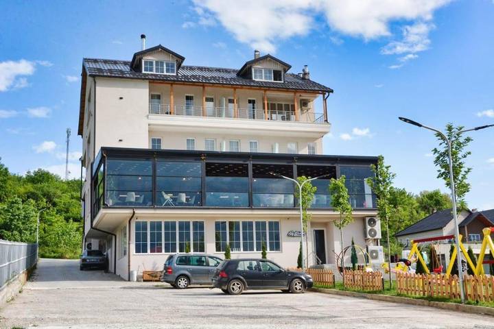 Camping per 4 persone, con balcone e giardino nonché panorama in Albania