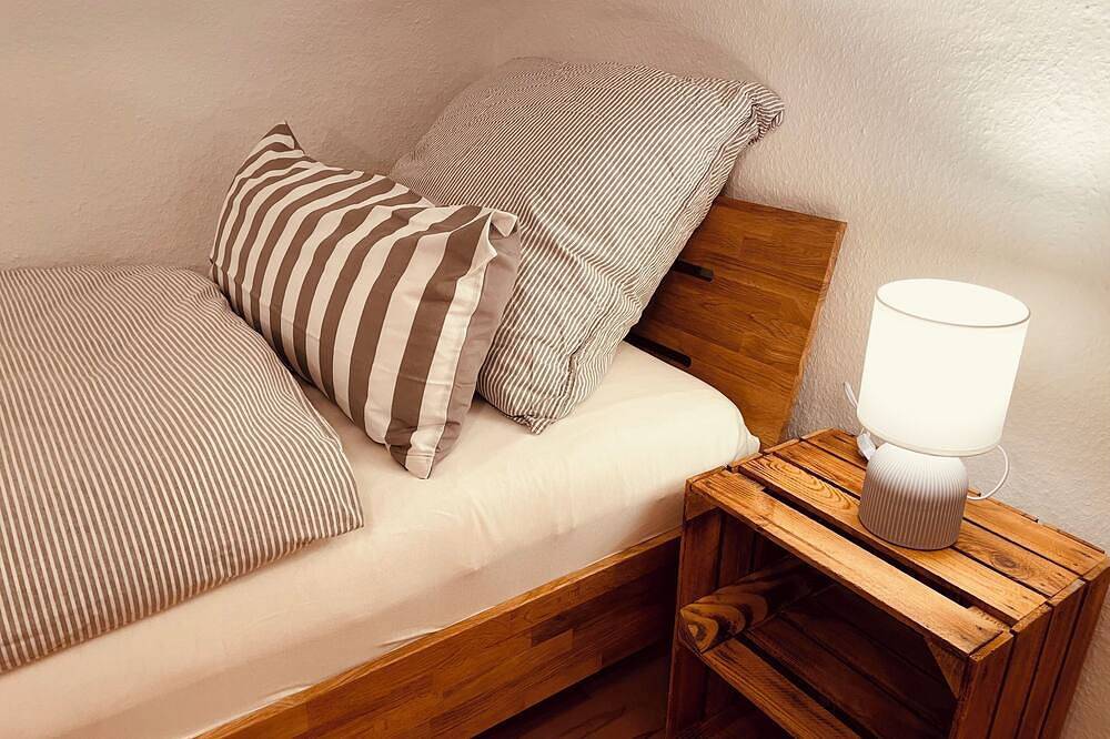 Ganze Wohnung, Giebelglück- 3 Zimmer Dg Wohnung 2 Schlafzimmer, Spielecke, Mini-Balkon, Wlan in Würzburg, Fränkisches Weinland