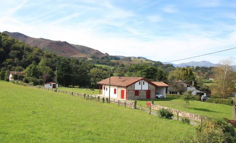 Location de vacances pour 4 personnes, avec jardin à Ahaxe-Alciette-Bascassan