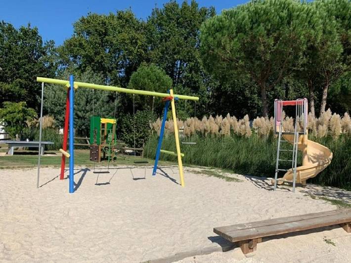 Camping pour 4 personnes, avec vue ainsi que jardin et piscine, animaux acceptés à Vendays-Montalivet - 3