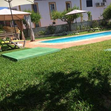 Gîte pour 4 personnes, avec piscine ainsi que jardin et vue, animaux acceptés dans Alte