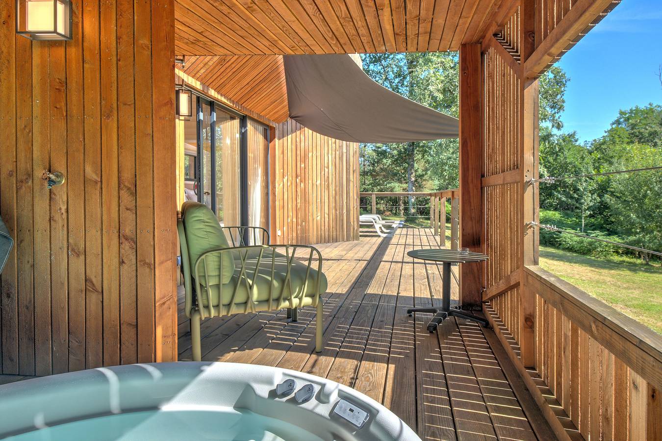 Bungalow 'Lodge Grand Air' mit privater Terrasse, Wlan und Klimaanlage in Saint-Félix-de-Reillac-et-Mortemart, Périgord Blanc