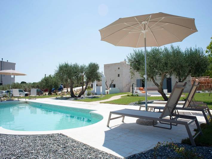 Casa vacanza per 12 persone, con piscina e giardino nonché balcone, adatto a famiglie con bambini a Cisternino