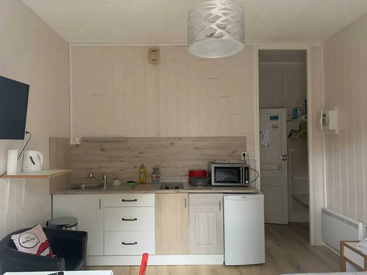Estudio entero, Estudio moderno en Néris-les-Bains de 17 m² in Néris-les-Bains, Región de Montluçon