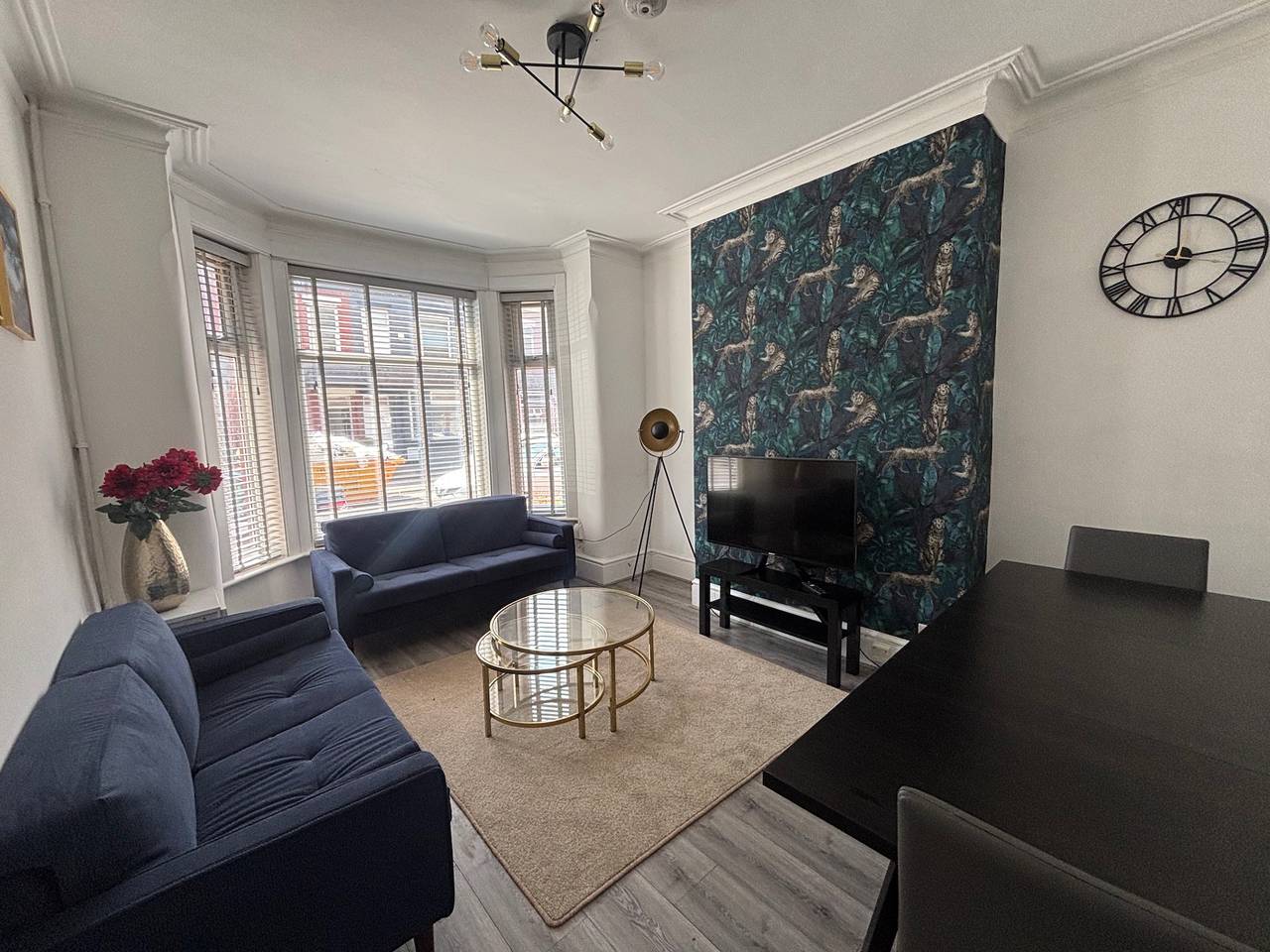 House Sleeps 10 with Parking in Manchester, Greater Manchester
