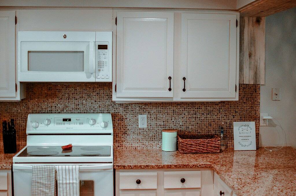 Ganze Wohnung, Chic downtown Wp condo; 5 mins to slopes 🎿; walk to drinks🍹& dining, hot tub in Maryvale, Fraser