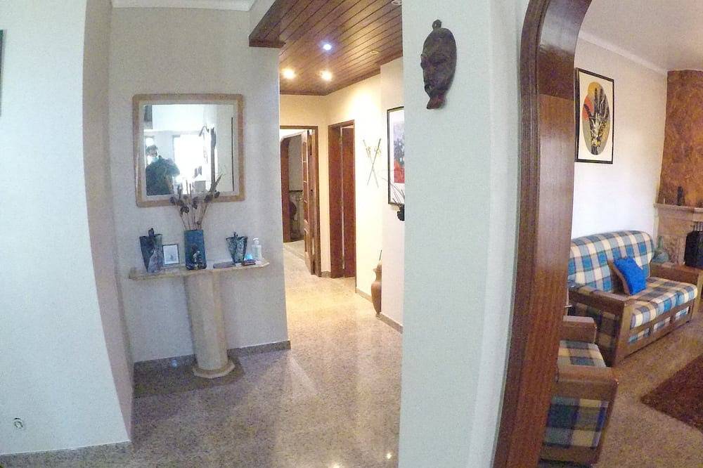 Vacation home with driver ( for travel ) in Corroios, Halbinsel von Setúbal