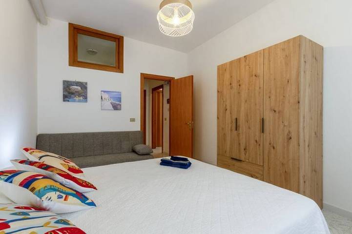 Ganze Wohnung, This colorful and welcoming apartment, ideal for up to 4 people, is strategically located in Lecce: outside the restricted traffic zone but just steps from the historic center. Just 400 meters from Porta San Biagio, it's easy to immerse yourself in the w in Otranto, Otranto und Umgebung