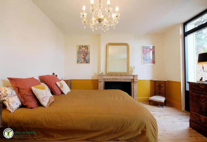 Location de vacances pour 10 personnes, avec piscine et jardin dans Les Églisottes-et-Chalaures - 2