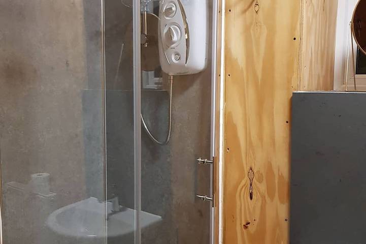 Spacious heated Yurt with Hot tub - 5 mins from beach in Cardigan Bay