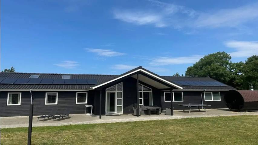 Vacation rental for 17 people, with hot tub and terrace as well as sauna and pool, with pets in South Jutland