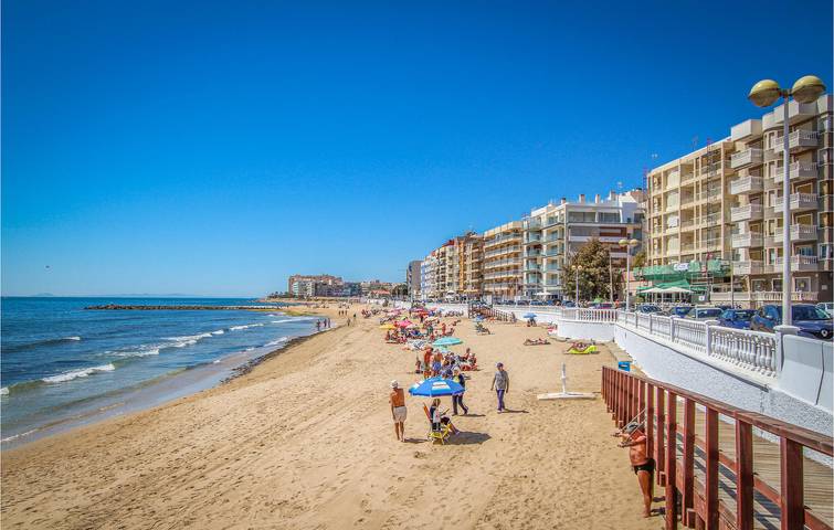 Apartamento vacacional entero, Acogedor apartamento de 90 m2 con terraza, aire acondicionado y playa cerca in Torrevieja Centro, Torrevieja