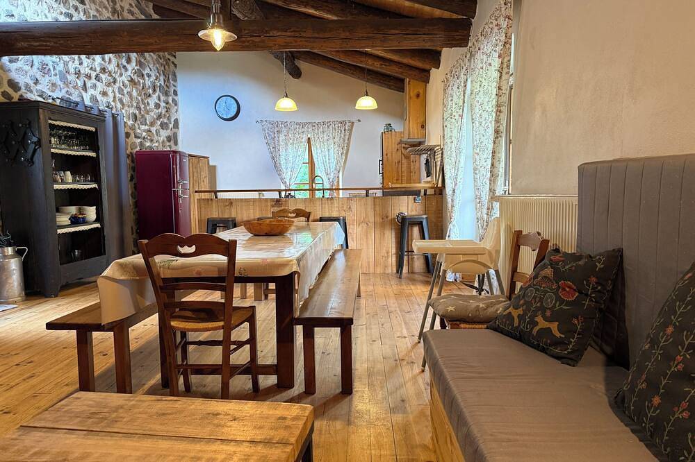 Gîte rural 3 épis 'Les Sources' 9 pers (12 couchages) à Arlempdes in Arlempdes, Haute-Loire