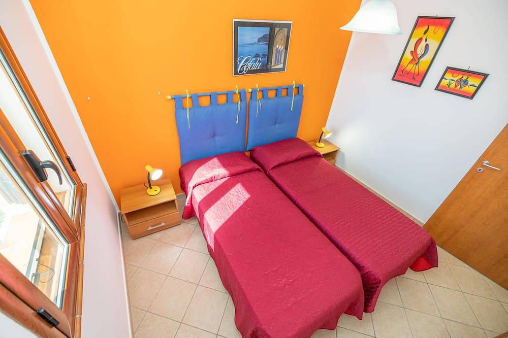 Villecefalu. English lawn. 2 kitchens, 3 bedrooms, 3 bathrooms, veranda in Piana Calzata, Provincie Palermo