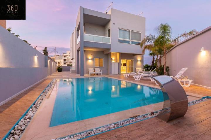 Villa per 7 persone, con Balcone e Terrazza nonché Piscina e Panorama a San Ġwann