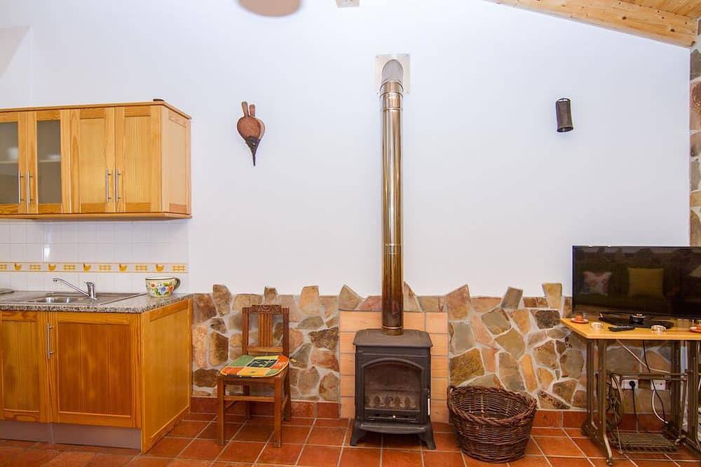 Digne Yellow Villa, Pool, Bbq in Rogil, Distrito de Faro
