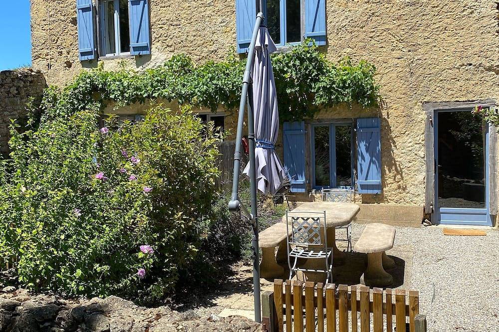 Characterful 3 bedroom house with large garden and pool. in Lafage, Carcassonne und Umgebung