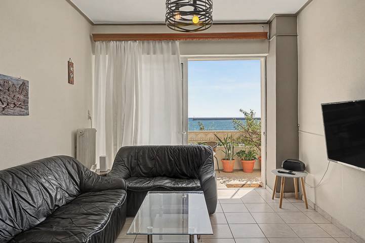Ganze Wohnung, Ferienwohnung 'Kons Beach Front' mit Meerblick, WLAN und Klimaanlage in Kalamata, Messenien