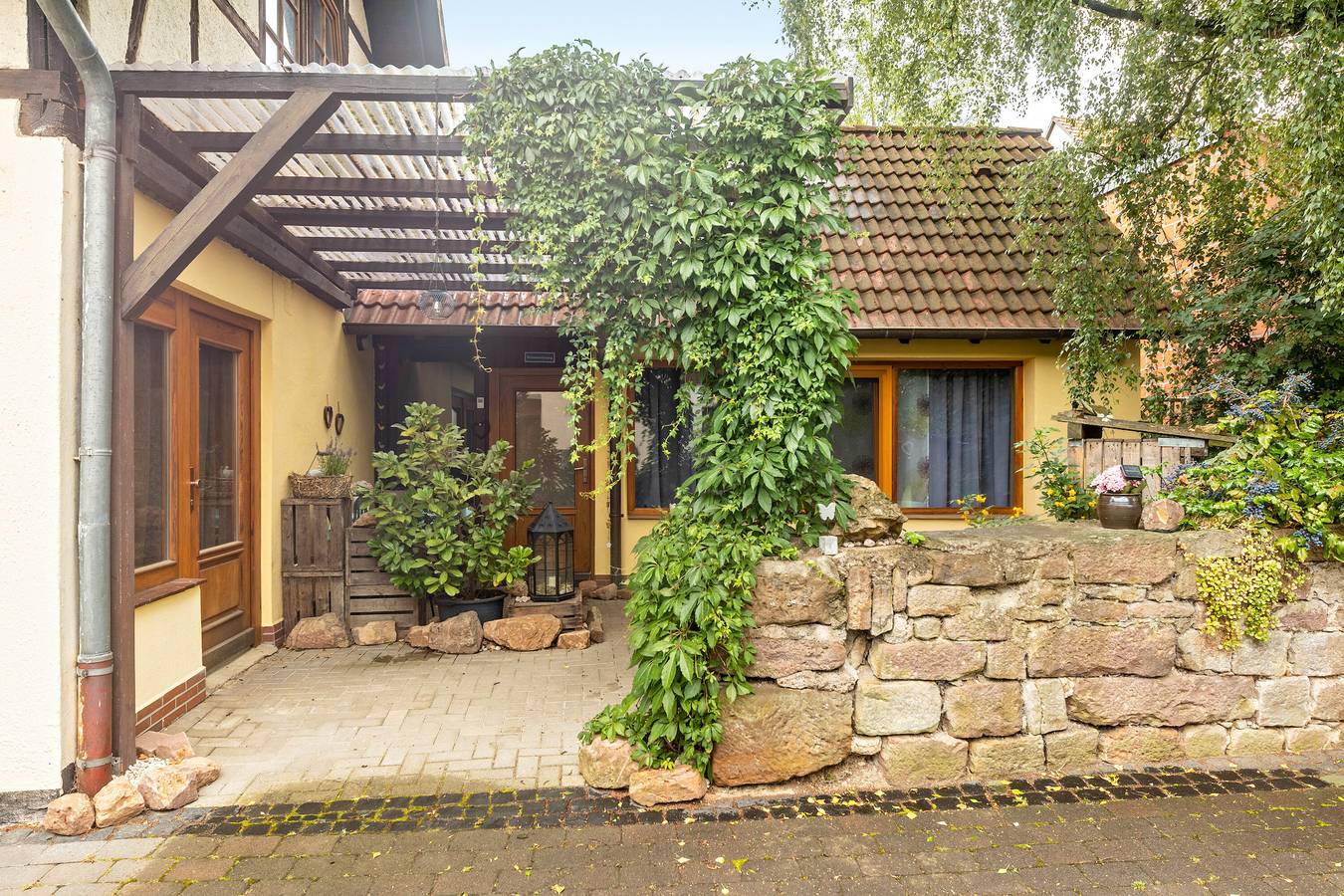 Appartement entier, Appartement '1 Zimmer' avec terrasse privée et Wi-Fi in Lohfelden, Hessisches Bergland
