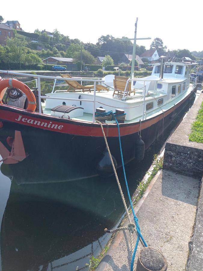 Bateau pour 6 personnes, avec vue et terrasse à Lobbes