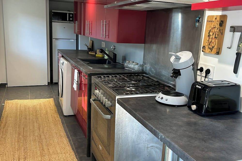 Charming bungalow on a beautiful estate in Velaux, Region de Aix-en-Provence