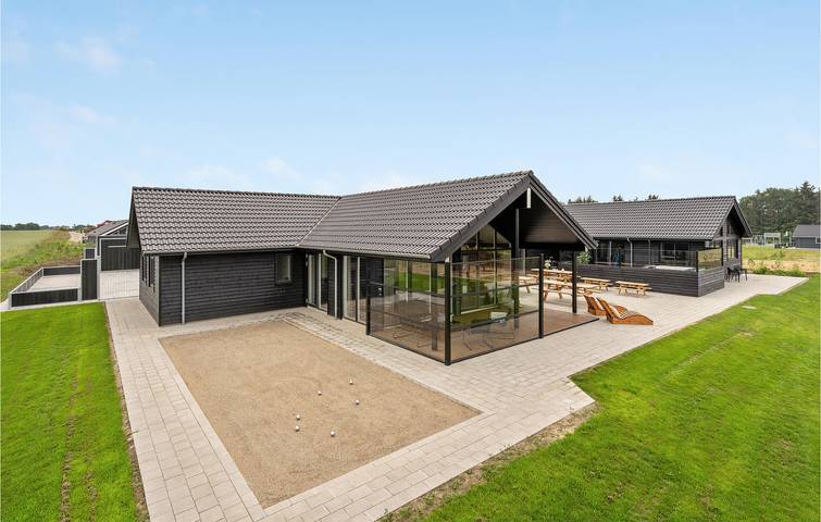 Ferienhaus für 30 Personen, mit Terrasse und Garten sowie Pool und Sauna in Hostrup Strand