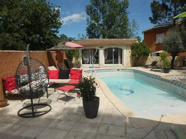 Location de vacances pour 4 personnes, avec Terrasse et Jacuzzi ainsi que Jardin et Piscine à Sabran