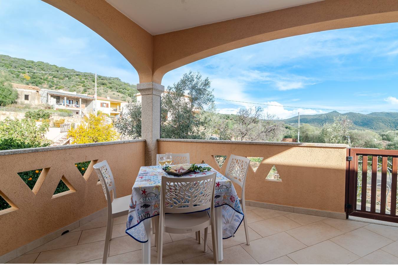 Appartamento intero, Appartamento 'Lucia' con Vista Montagna, Terrazza Privata e Aria Condizionata in Franculacciu, San Teodoro