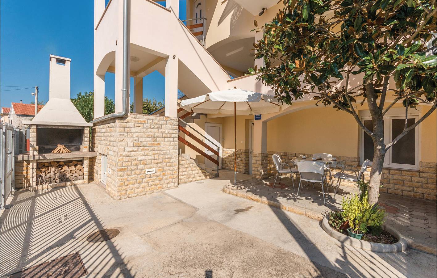 Ganze Ferienwohnung, Ferienwohnung für 5 Personen mit Terrasse in Bibinje, Zadar