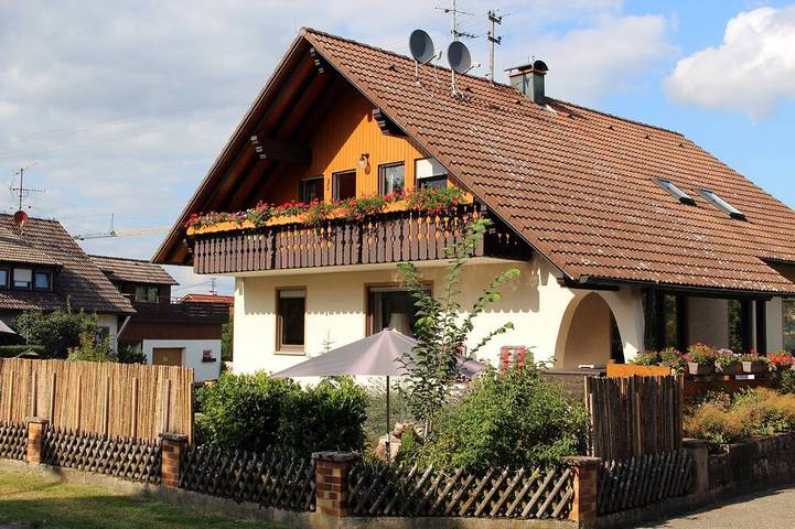 Ferienwohnung für 4 Personen, mit Balkon und Garten in Altensteig