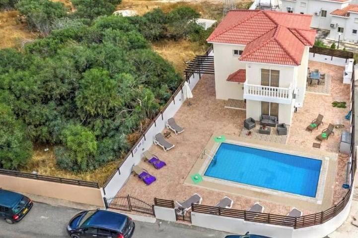 Villa for 8 people, with terrace and pool as well as hot tub in Nissi Beach