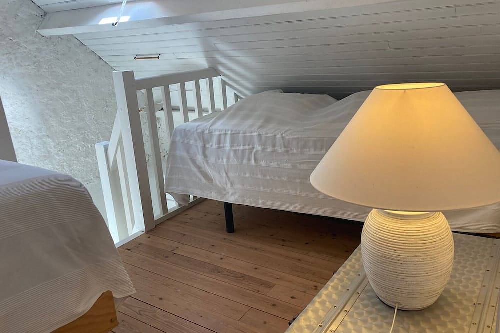 3-bedroom house, 1800m² garden, pets allowed in Locmaria, Côte des Mégalithes