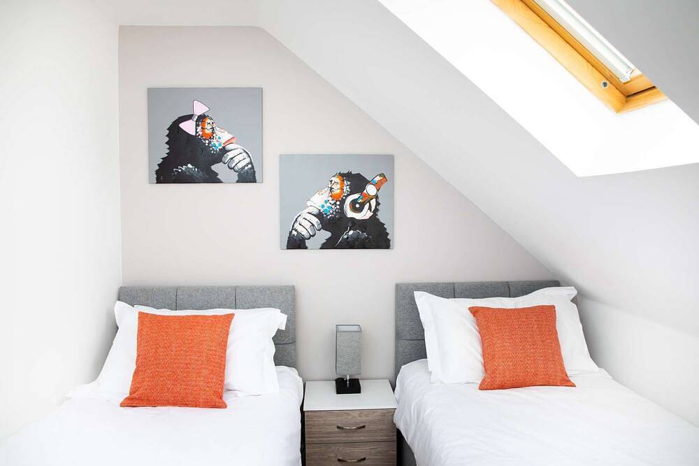 Geheel appartement, Moderne en ruime thuis ver van huis met 9 bedden in Milton Keynes, Zuidoost Engeland