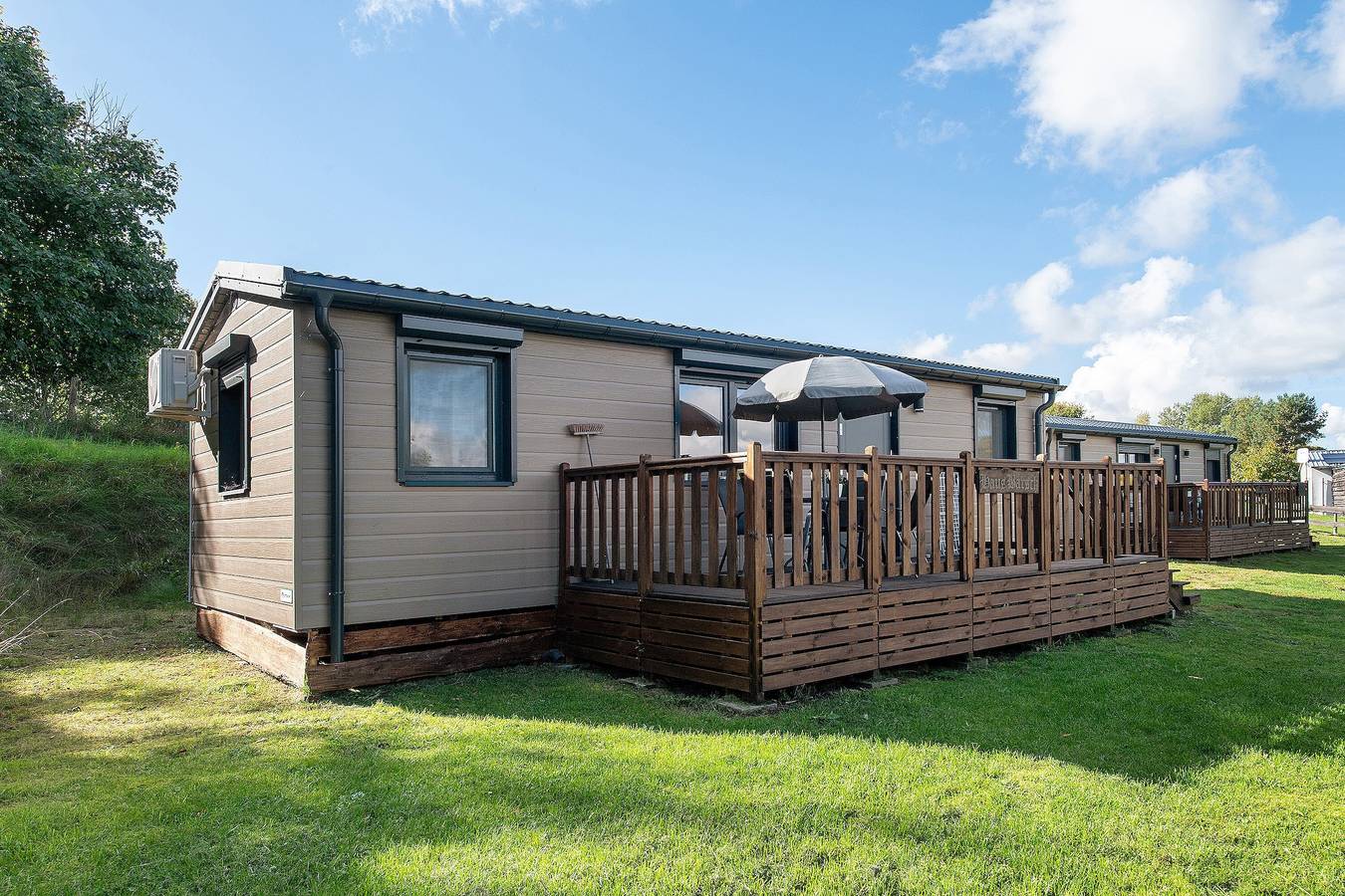 Hel ferielejlighed, Tiny Home 'Haus Barsch' with Lake View, Wi-Fi and Air Conditioning in Lohmen, Mecklenburgische Seenplatte