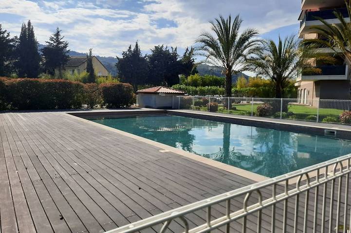 Gîte pour 4 personnes, avec Balcon ainsi que Jardin et Piscine à Pégomas