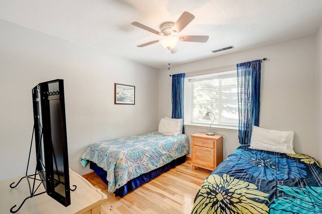 Wonderful year-round escape near skiing & lake with pool, hot tub, & deck in Dollar Point, Placer County