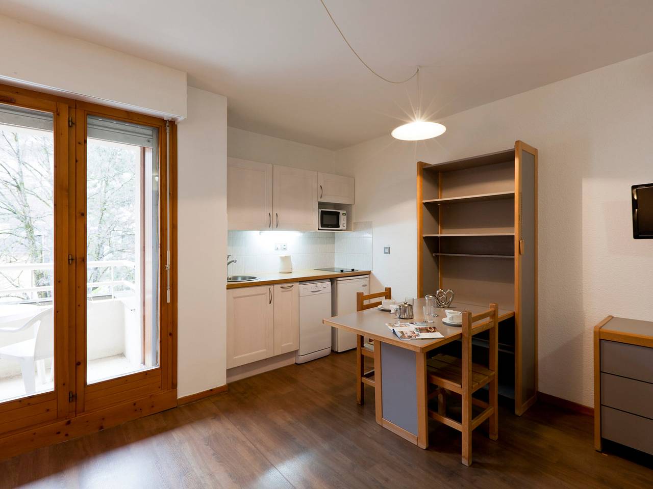 Entire studio, Charming Central Studio for 2 with Balcony & Wi-Fi near Olympe Gondola in Brides-les-Bains, Les Trois Vallées