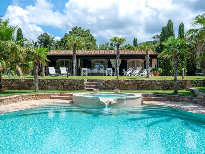 Casa vacanza per 13 persone, con piscina per bambini e balcone nonché giardino a Campiglia Marittima