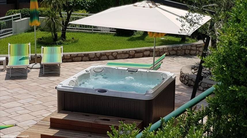 Gîte pour 2 personnes, avec piscine ainsi que jacuzzi et jardin à Limone sul Garda - 4