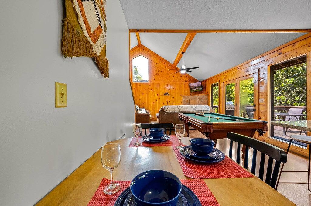 2 Kings > Hot Tub > Location > Pool Table > Arcade > Full Kitchen>Fire Pit 🔥 in Sevierville, Sevier County