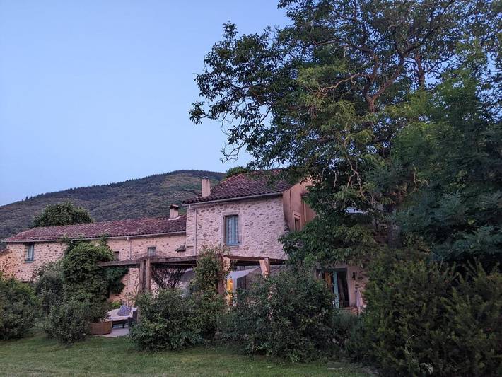 Location de vacances pour 3 personnes, avec Terrasse ainsi que Jardin et Vue à Prémian